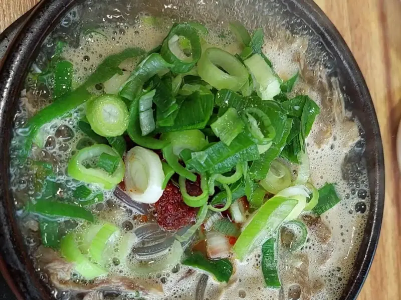 해장국에 다진 마늘과 다대기를 넣은 모습