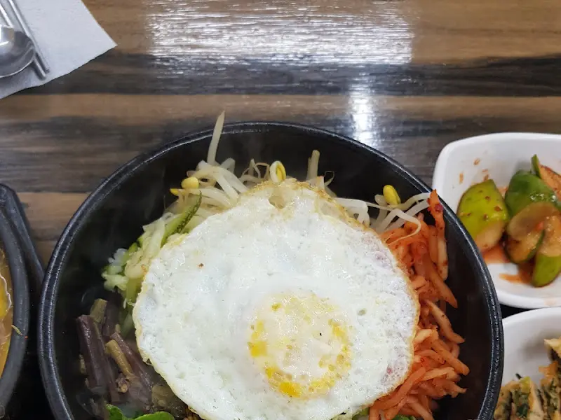 계란 프라이가 올라간 비빔밥