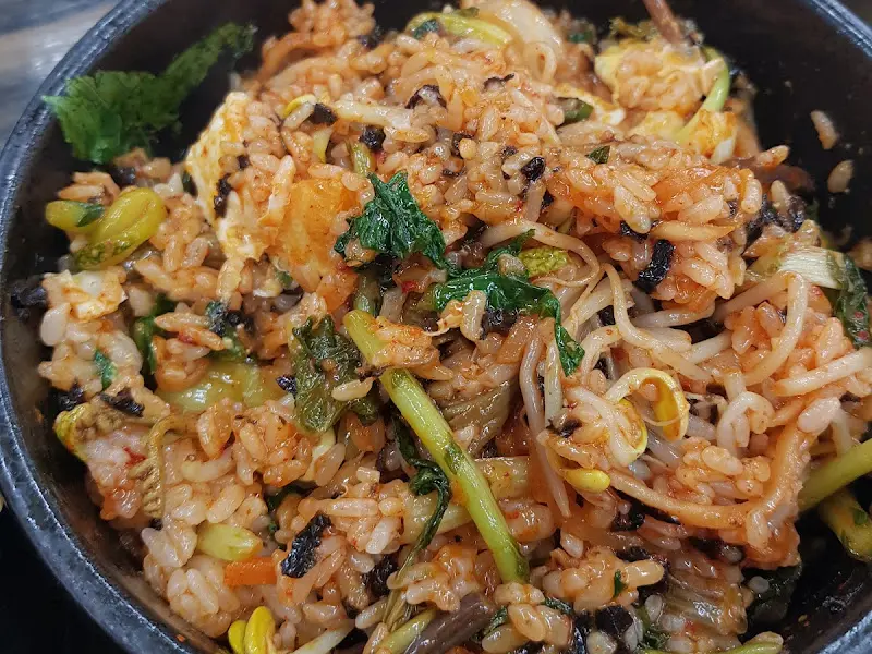 갖가지 채소가 듬뿍 들어간 비빔밥의 클로즈업 샷