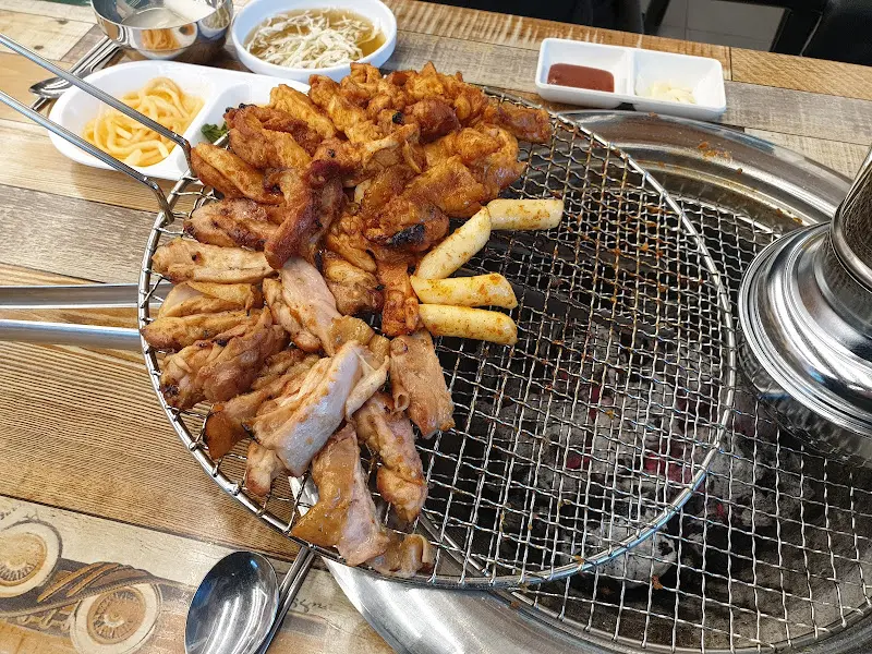 초벌된 닭갈비와 떡사리가 구워지고 있는 모습