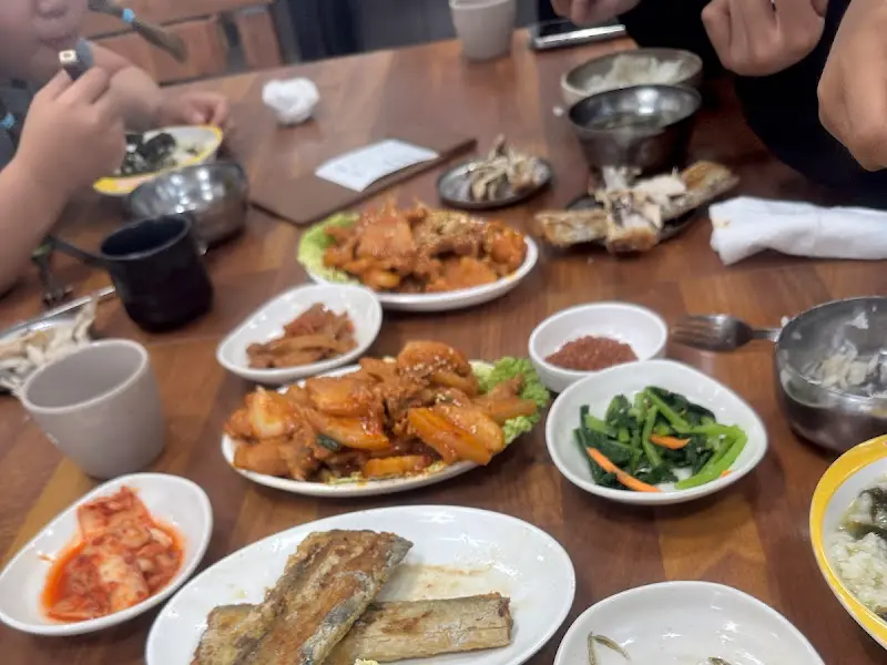 정갈하게 담겨 나온 밑반찬들