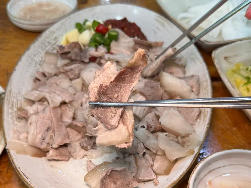 젓가락으로 집어 올린 수육