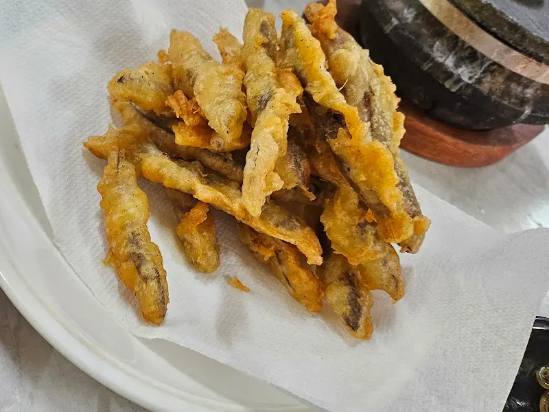 종이 냅킨 위에 놓인 미꾸라지 튀김