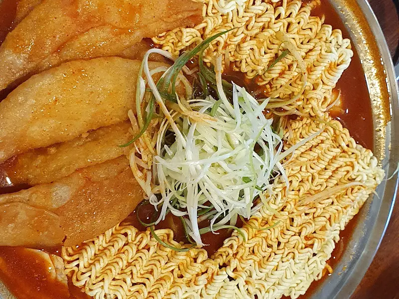 다양한 사리가 들어간 즉석 떡볶이
