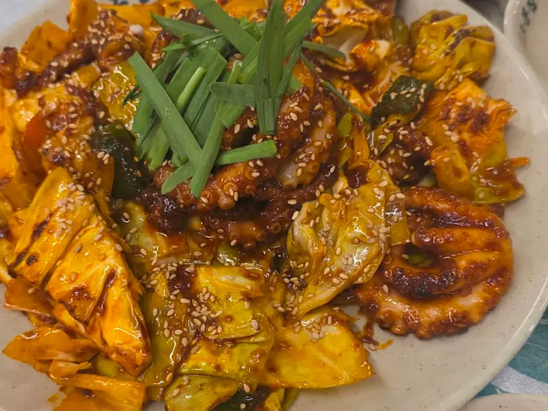 윤기가 흐르는 낙지볶음