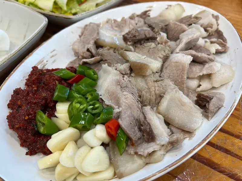 푸짐한 수육 한 접시