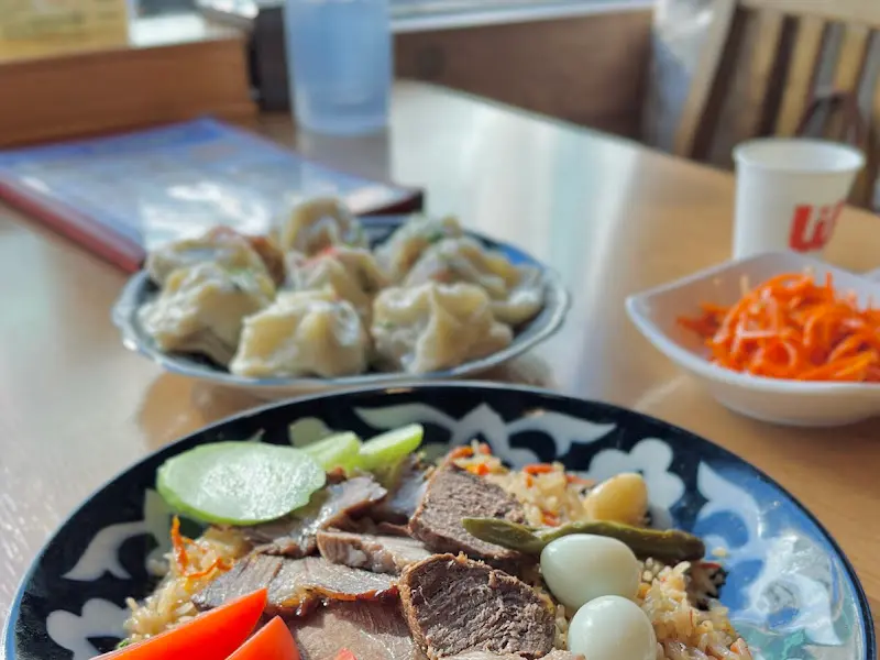 만두와 당근 김치, 플로프가 차려진 식탁