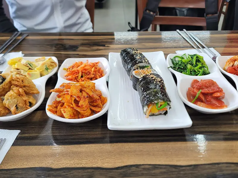 김밥과 다양한 반찬들이 놓여있는 테이블