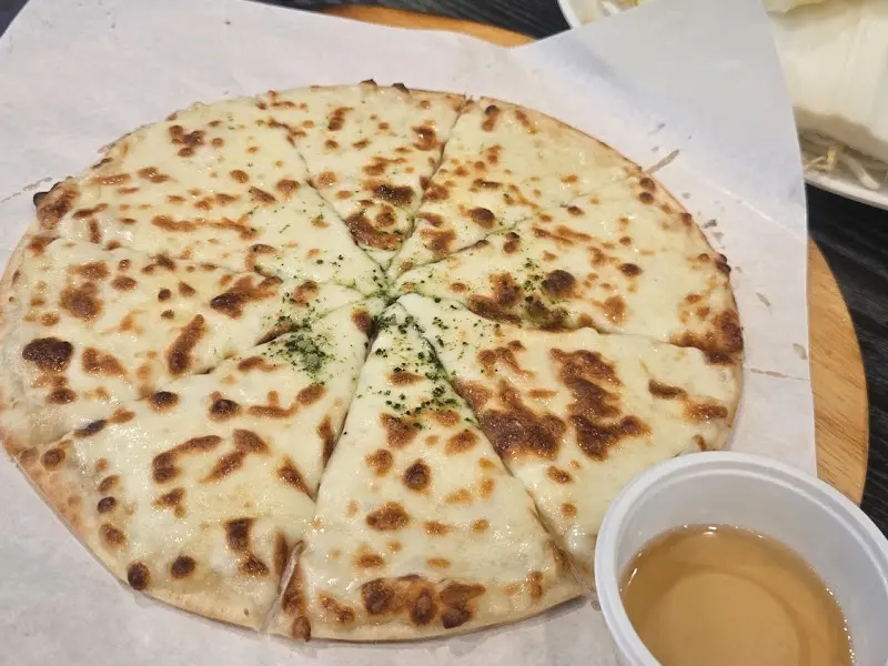 노릇하게 구워진 고르곤졸라 피자