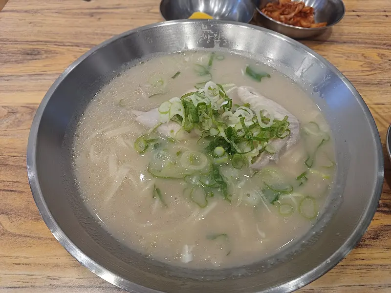 닭 반마리가 통째로 들어간 닭칼국수