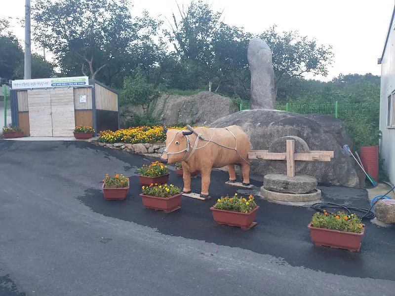 주막 앞에 놓인 소 조형물