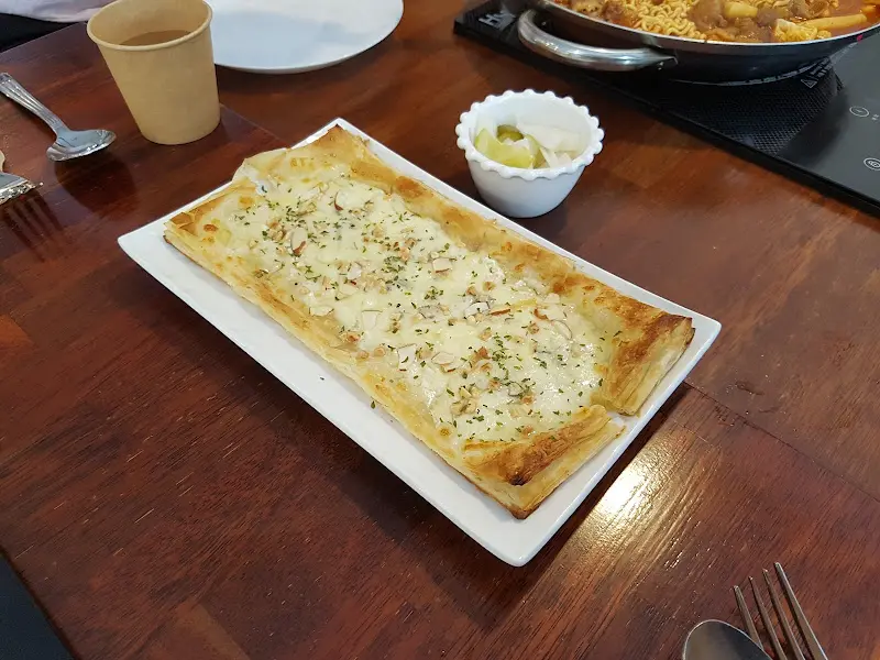 네모난 모양의 고르곤졸라 피자