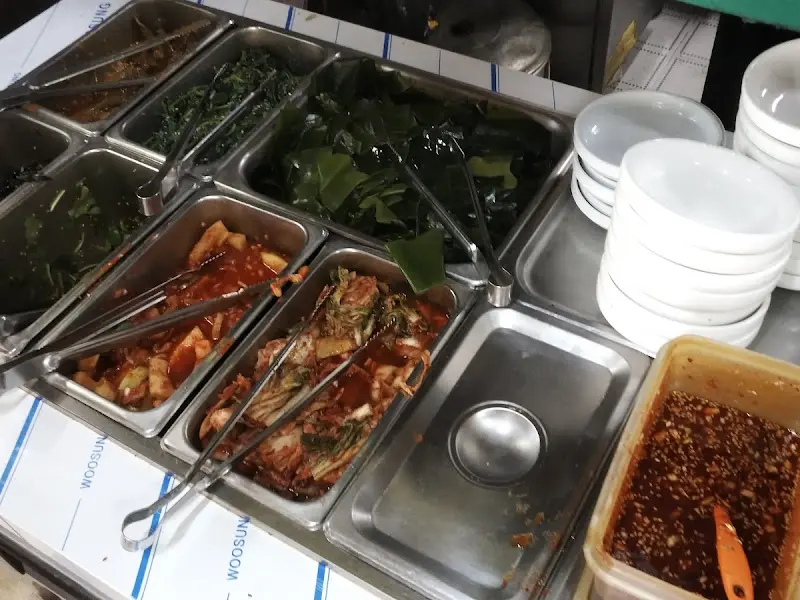 다양한 반찬들이 스테인리스 통에 담겨져 있는 모습