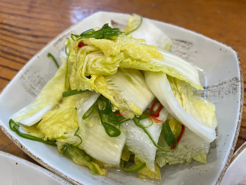 테이블에 놓인 백김치의 모습