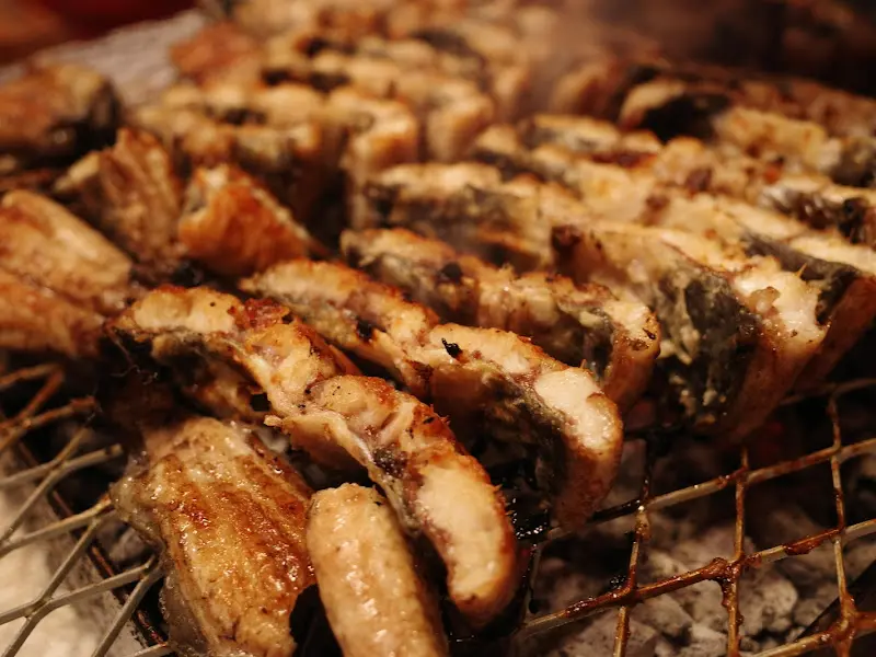 숯불 위에서 익어가는 장어구이