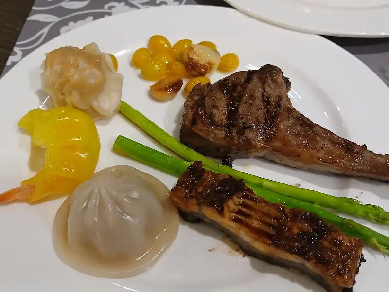 양갈비, 장어구이, 딤섬 등이 담긴 접시