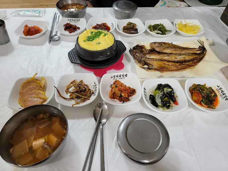 고등어구이, 계란찜, 김치 등 다채로운 반찬으로 가득한 백반 한 상