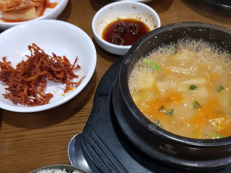 구수한 청국장과 다채로운 밑반찬의 조화