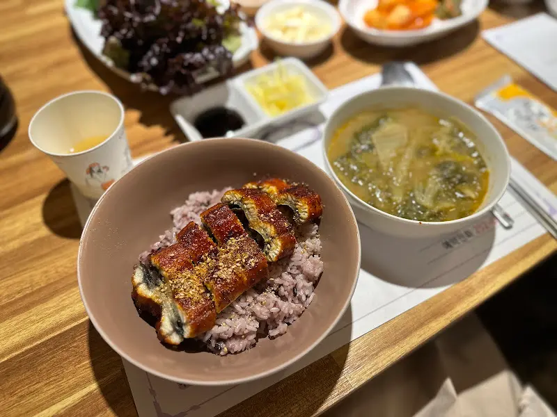 장어 덮밥 한 상 차림