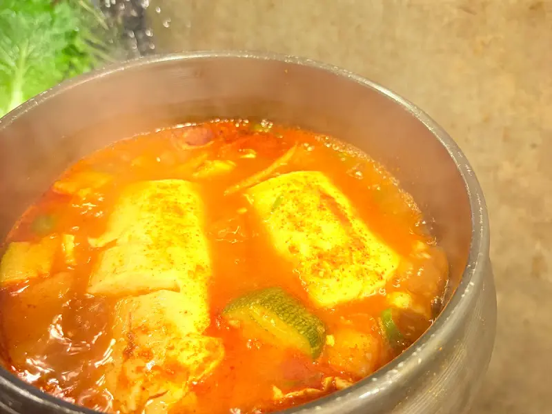 뚝배기에 담긴 순두부찌개