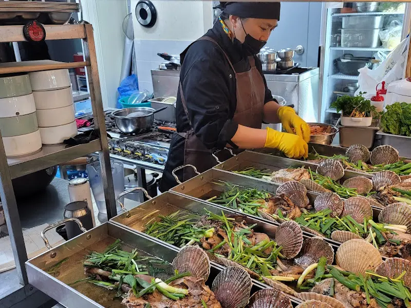 주방에서 요리하는 모습