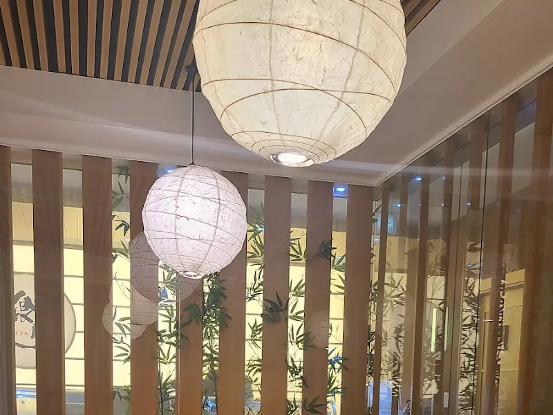 은은한 조명이 비추는 실내