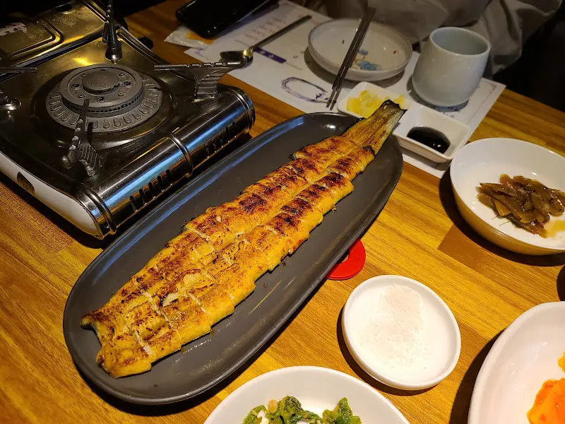 노릇하게 구워진 장어 소금구이
