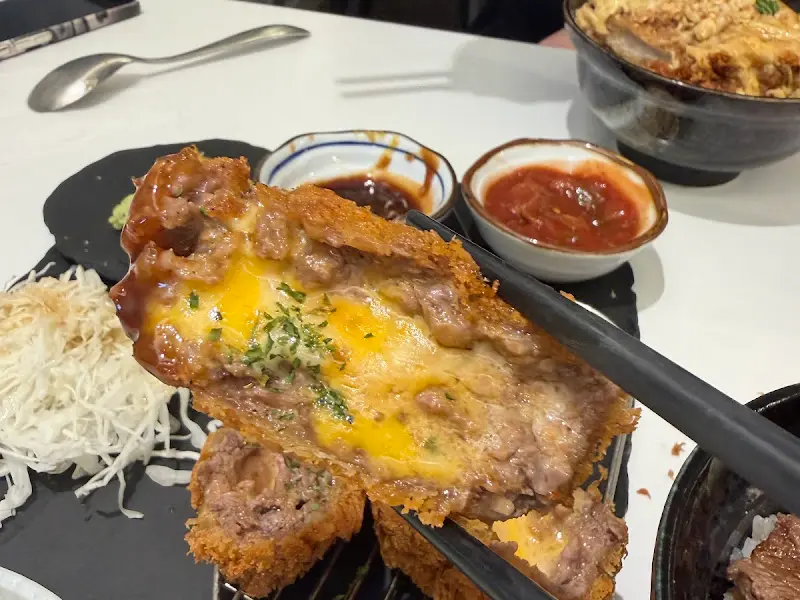 젓가락으로 집은 소고기 치즈 카츠