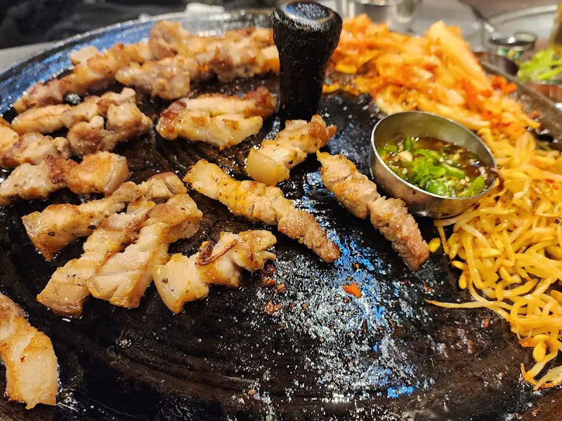 잘 구워진 삼겹살과 멜젓