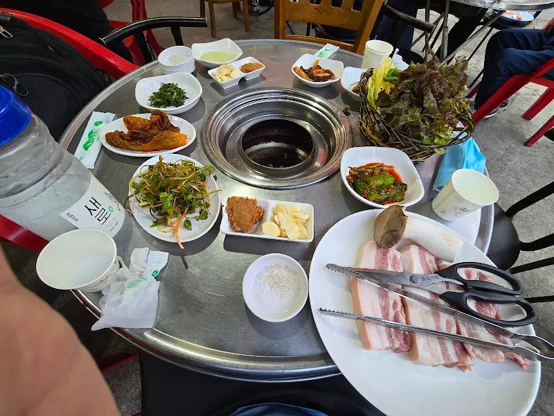 테이블 가득 차려진 반찬과 고기