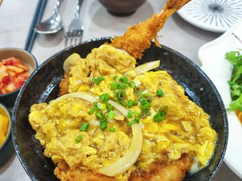 돈카츠와 새우튀김이 올라간 믹스 덮밥