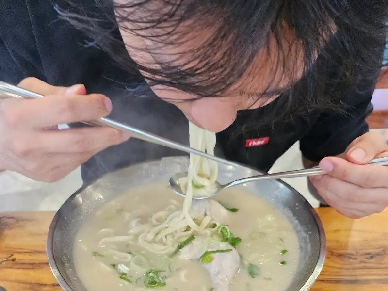 닭칼국수를 먹는 모습