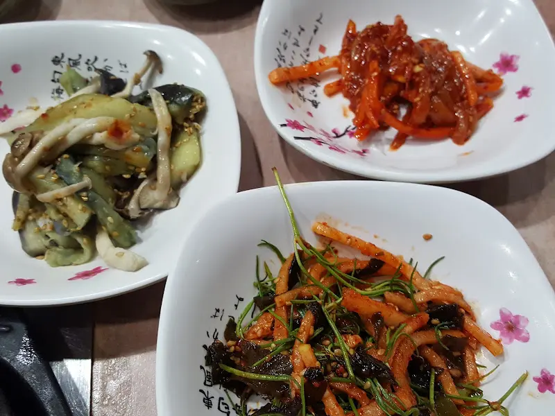 다채로운 밑반찬은 한솔보리밥의 자랑