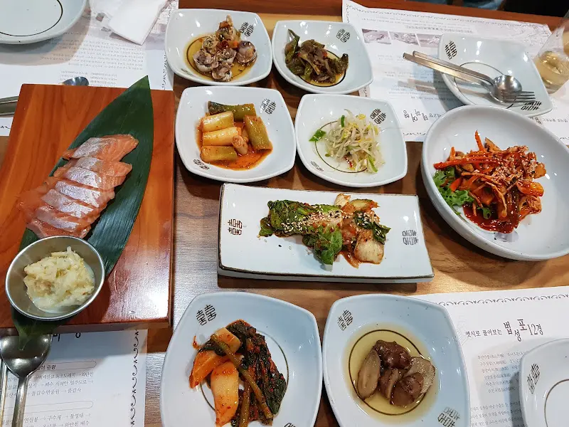 푸짐하게 차려진 굴비 한정식 상차림