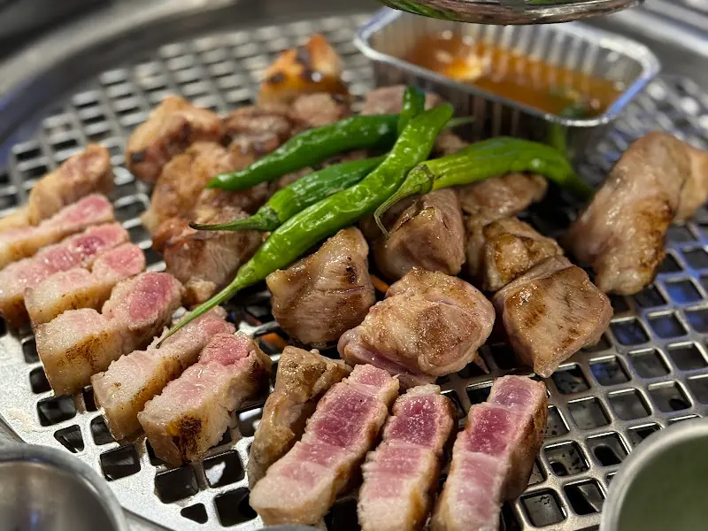 멜젓에 찍은 돼지고기와 꽈리고추