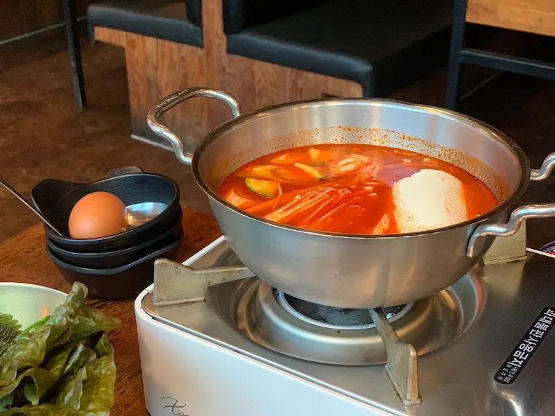 뚝배기에 담겨져 보글보글 끓고 있는 순두부 찌개