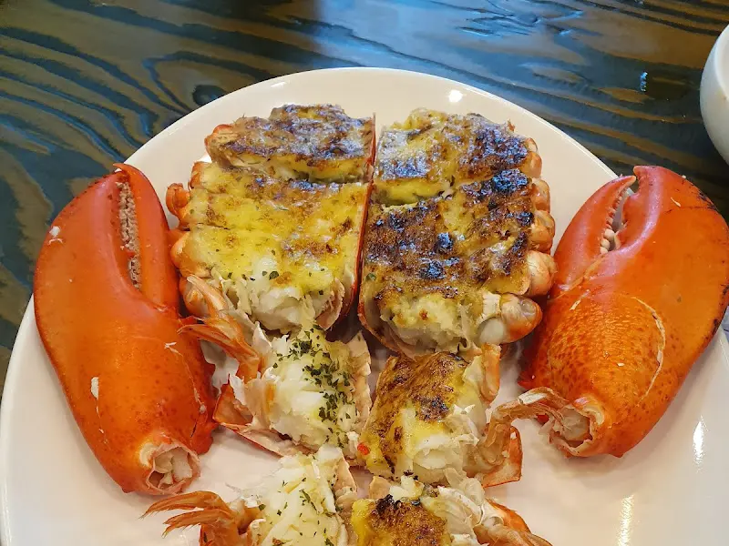 접시에 담긴 랍스터 버터구이