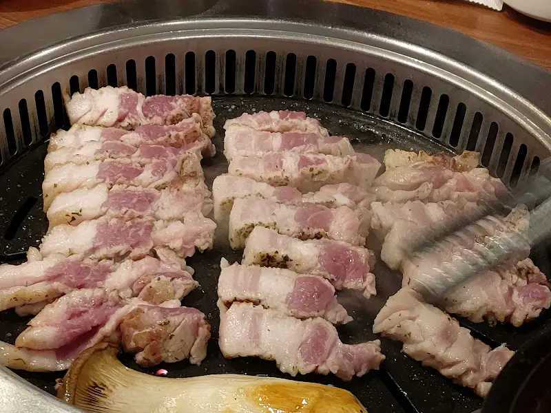 불판에 삼겹살이 익어가는 모습