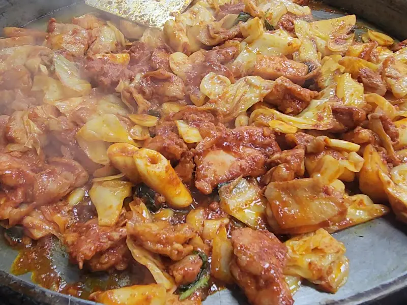 철판 위에서 익어가는 닭갈비