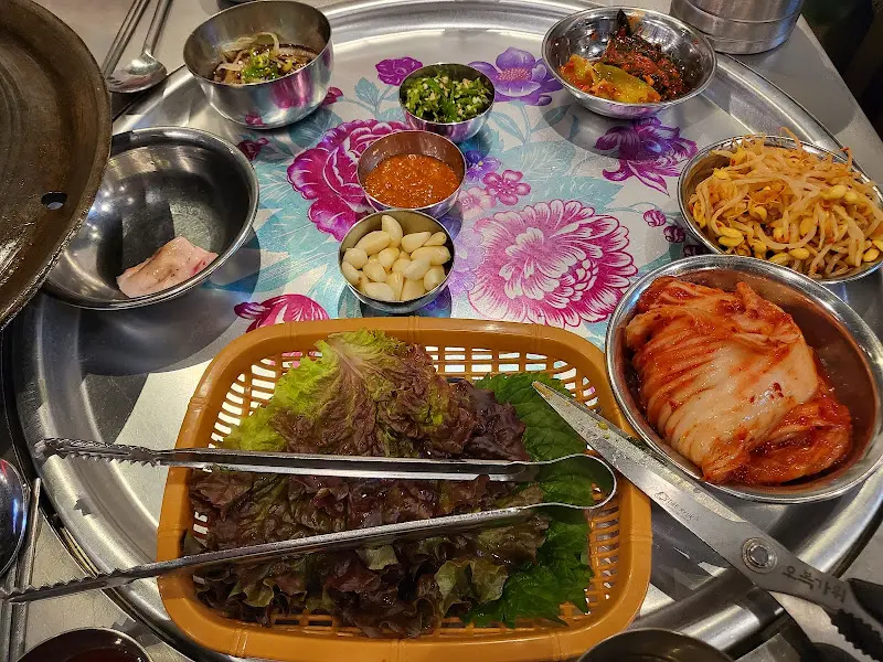 다양한 밑반찬이 정갈하게 담겨 있는 모습