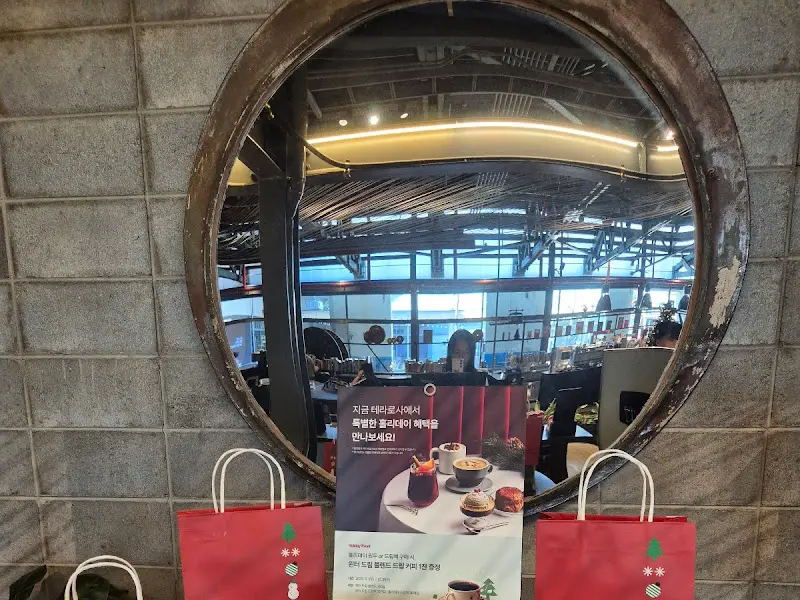 테라로사 F1963 내부 인테리어