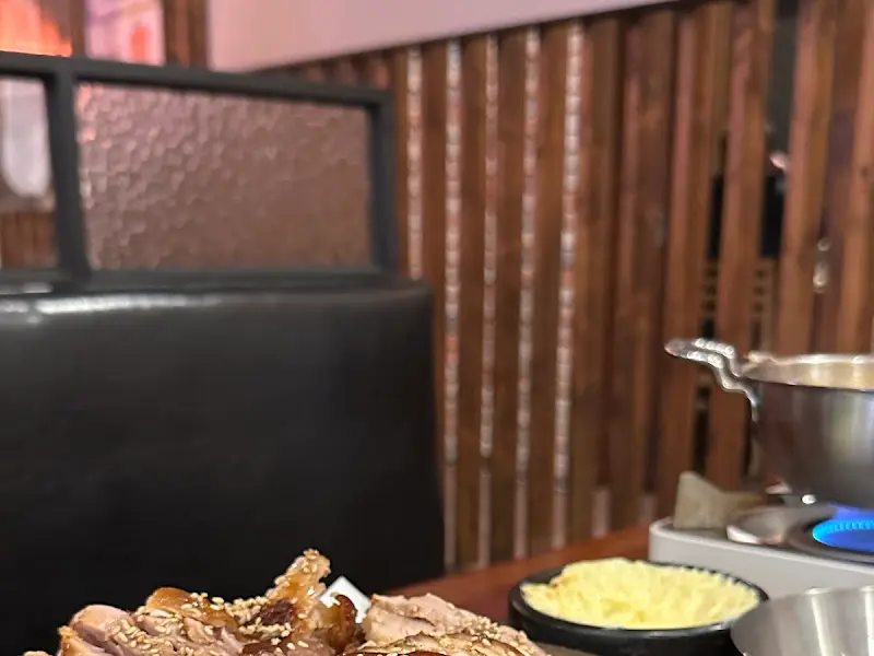 테이블 위에 놓인 참숯구이 족발과 순두부 찌개의 모습