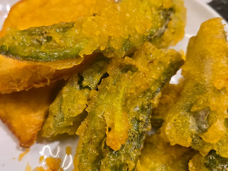 황금빛 고추튀김과 고구마튀김