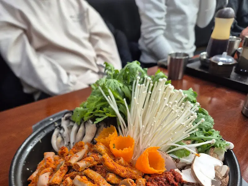 신선한 채소가 듬뿍 담긴 곱창전골