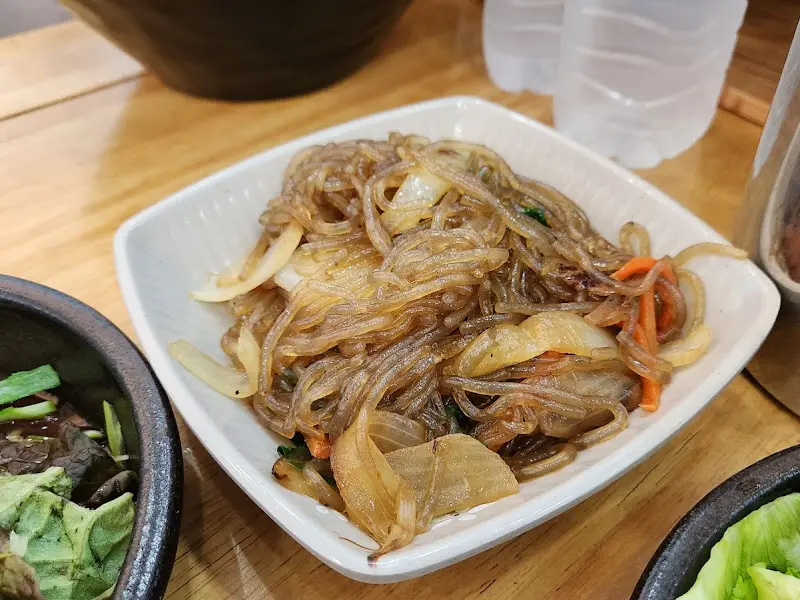 윤기가 흐르는 따뜻한 잡채