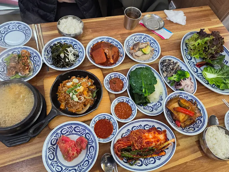 다채로운 쌈 채소와 반찬들