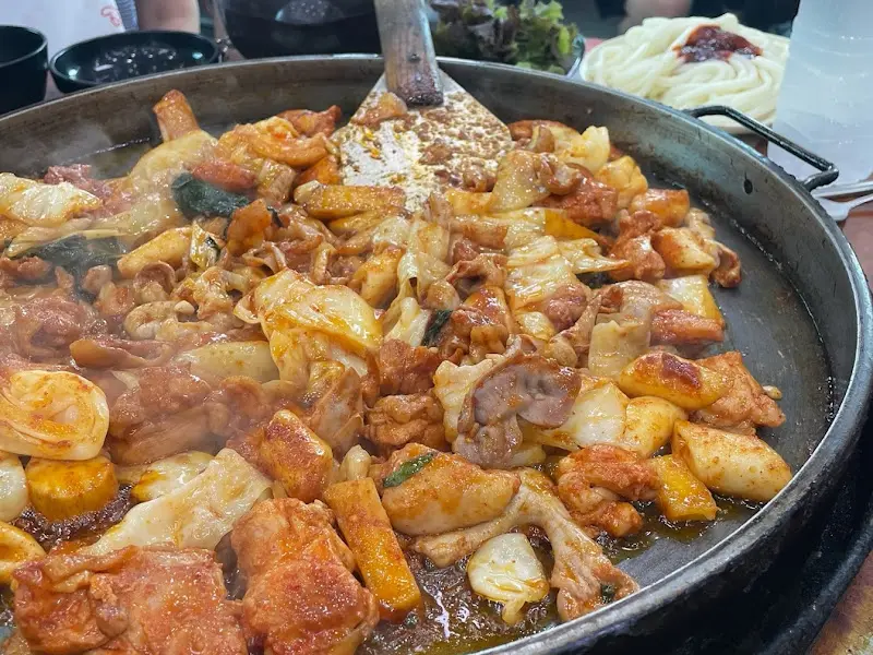 닭갈비와 우동 사리, 깻잎이 익어가는 모습
