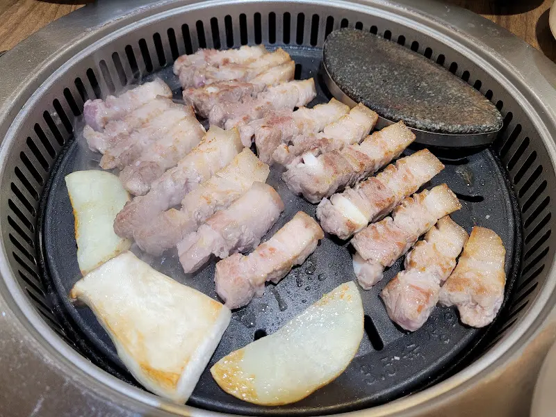 불판 위에서 익어가는 오겹살