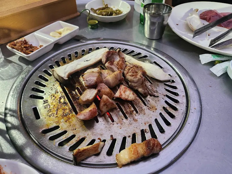 불판 위에서 익어가는 고기