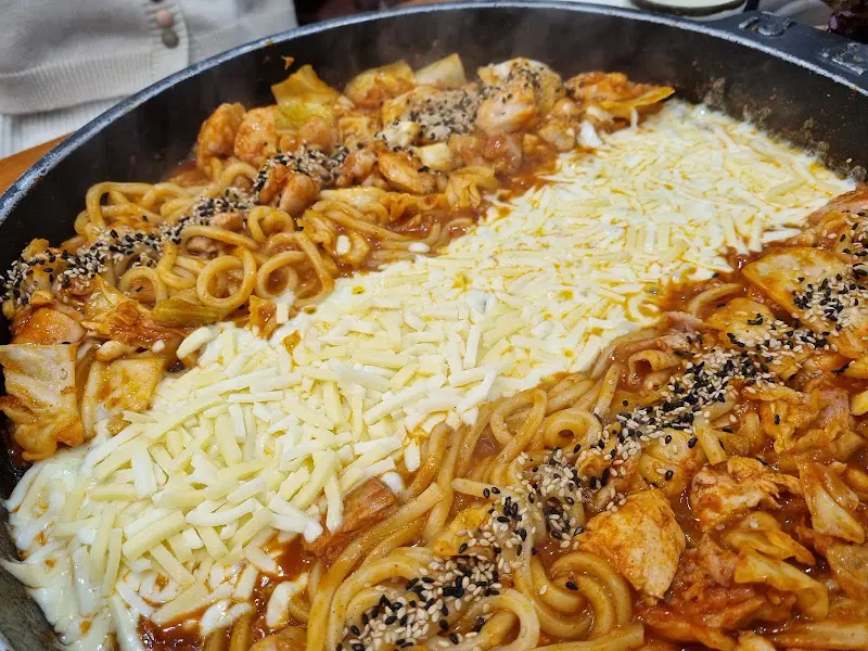 치즈와 닭갈비의 조화